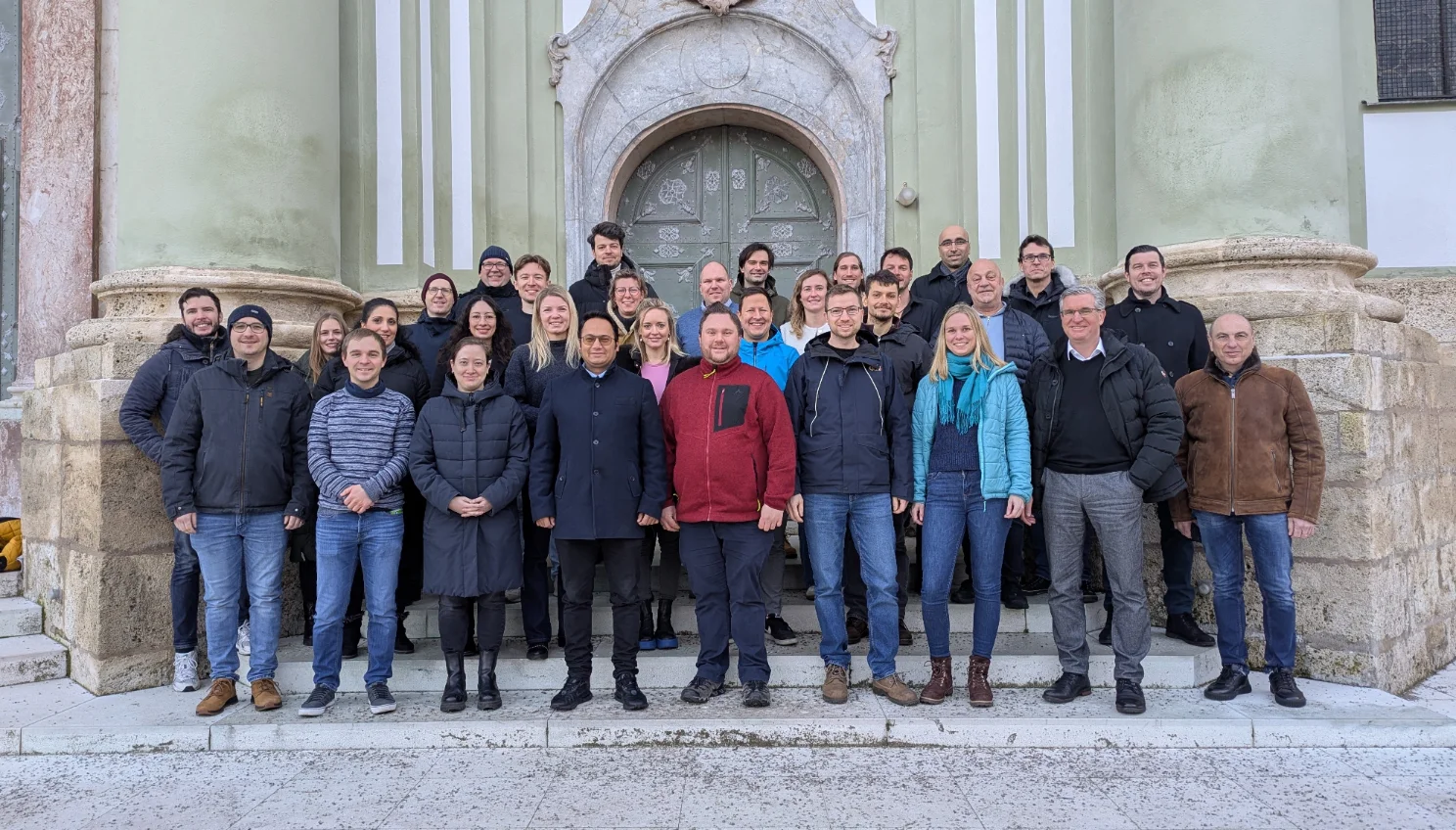 Die erfolgreiche und verantwortungsvolle Umsetzung des Projekts Tram Münchner Norden liegt uns am Herzen. Deshalb arbeiten wir als starkes Team mit Leidenschaft, unterschiedlichen Hintergründen und Erfahrungen kontinuierlich am Fortschritt des Vorhabens.